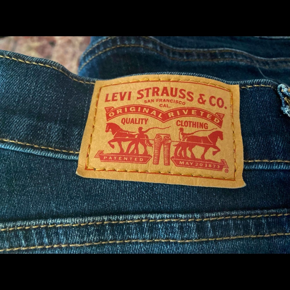 Womens Levi skinny jeans. Size 5. Great condition.